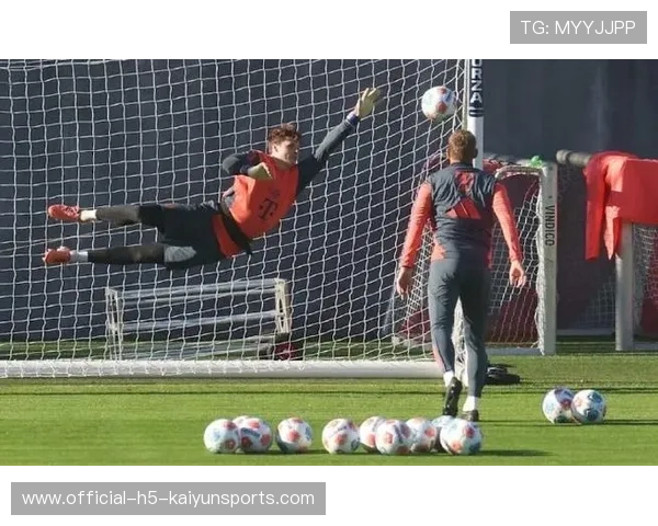 年轻守门员在训练中稳稳出场,教练为其点赞 年轻守门员在训练中稳稳出场,教练为其点赞