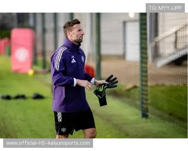 曼联教练组强调训练与赛季负荷管理平衡，曼联教练叫什么